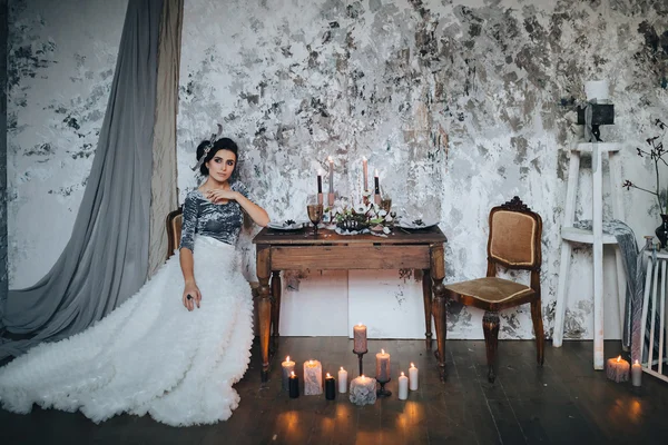 Sposa in abito seduta al tavolo servito — Foto Stock