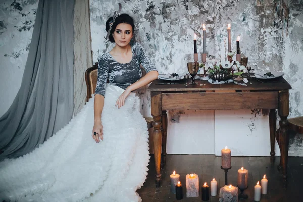 Νύφη στο φόρεμα να κάθεται σε τραπέζι ΣΕΡΒΙΡΙΣΜΑΤΟΣ — Φωτογραφία Αρχείου