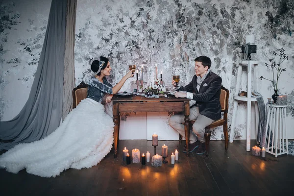 Nevěsta a ženich u sloužil stolu — Stock fotografie