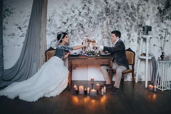 Novia y novio sentados a la mesa servida —  Fotos de Stock