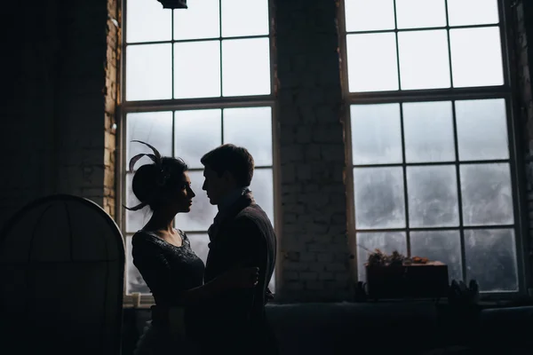 Mooie silhouetten van Newlyweds — Stockfoto