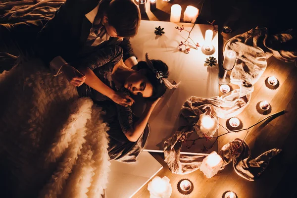 Bella sposa e sposo tra le candele — Foto Stock