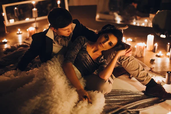 Güzel gelin ve damat mumlar arasında