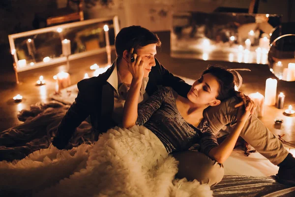 Güzel gelin ve damat mumlar arasında