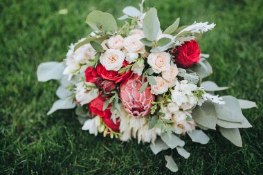 Düğün buketi çimenlerin üzerinde
