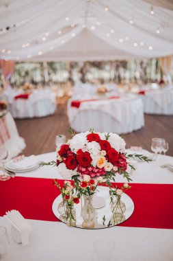 Masaya çiçek düğün kompozisyonu 