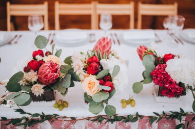 Masaya çiçek düğün kompozisyonu 