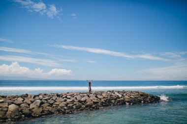 Kız sahilde el kaldırdı
