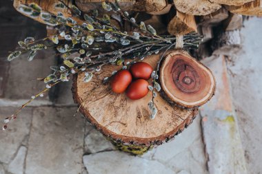 Söğüt dalları ile Paskalya yumurtaları