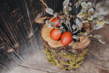 Söğüt dalları ile Paskalya yumurtaları