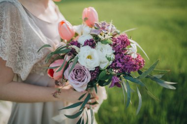 Gelin elinde çiçek buketi