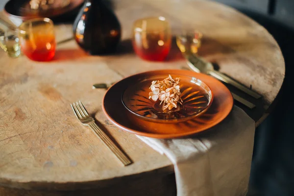 Placas decorativas con cubiertos en la mesa — Foto de Stock