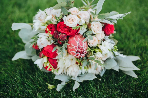 Düğün buketi çimenlerin üzerinde