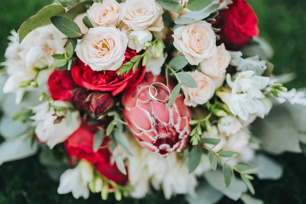 Düğün buketi çimenlerin üzerinde