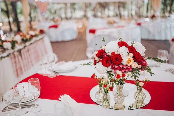 テーブルの上に花の結婚式の構成 — ストック写真