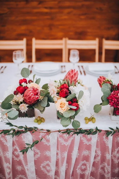 Masaya çiçek düğün kompozisyonu 