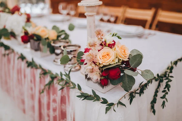 Složení svatební květiny na stole — Stock fotografie