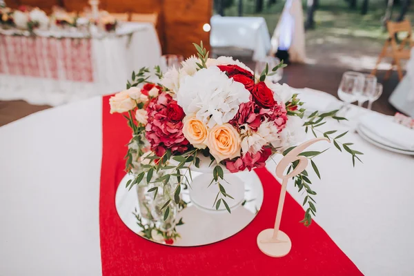 Wedding composition of flowers on table — Stock Photo, Image