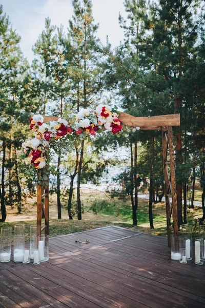 Arco floral para cerimônia de casamento — Fotografia de Stock