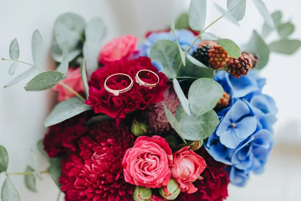 Wedding rings on beautiful bouquet — Stock Photo, Image