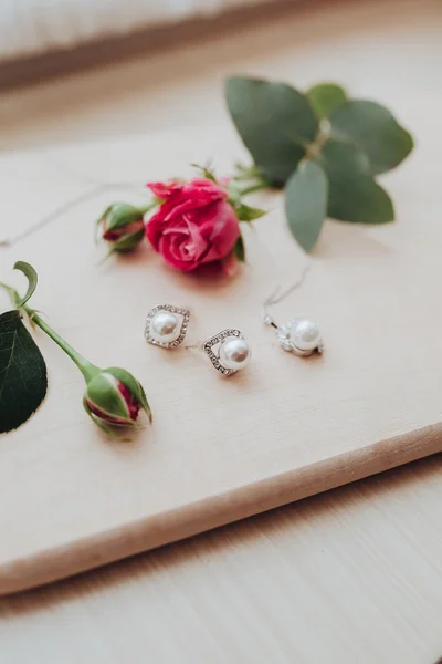 Весільні сережки та троянди — стокове фото