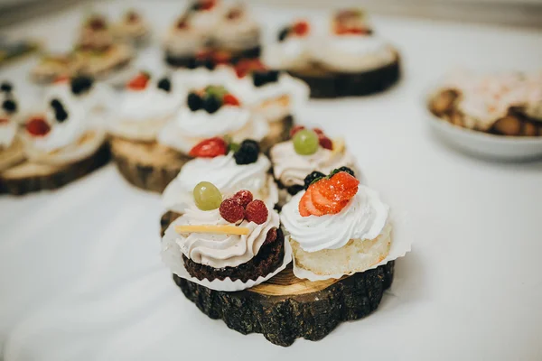 Bonbons savoureux et biscuits sur la table — Photo