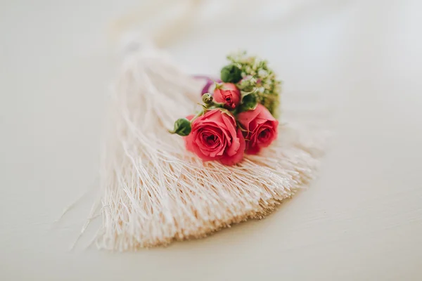 Kumaş fırça üzerinde kırmızı gül yaka çiçeği — Stok fotoğraf