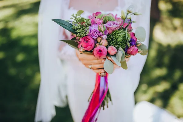 Mariée en robe blanche tenant bouquet — Photo