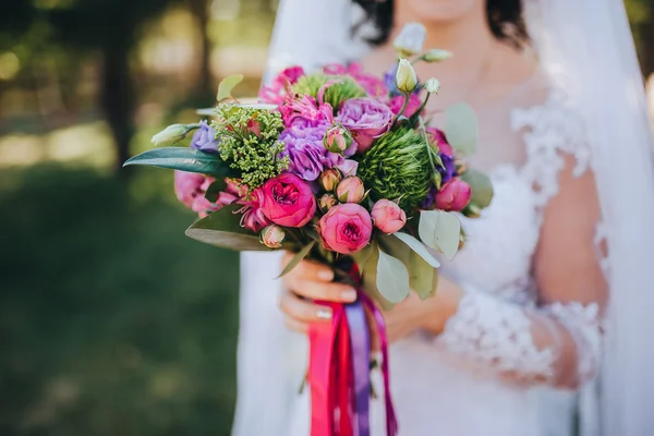 Mariée en robe blanche tenant bouquet — Photo