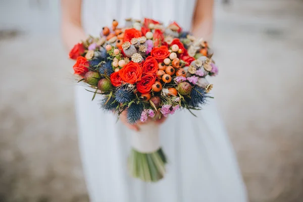 Mariée en robe blanche tenant bouquet — Photo