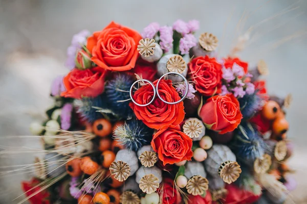 Wedding rings on bouquet — Stock Photo, Image
