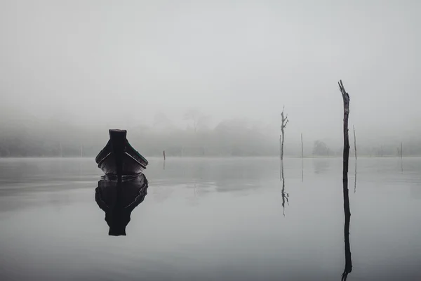 Barco en el lago en la niebla —  Fotos de Stock