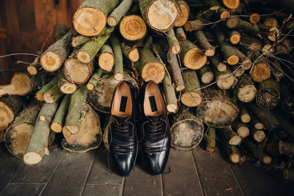 Männerschuhe auf Holzboden — Stockfoto