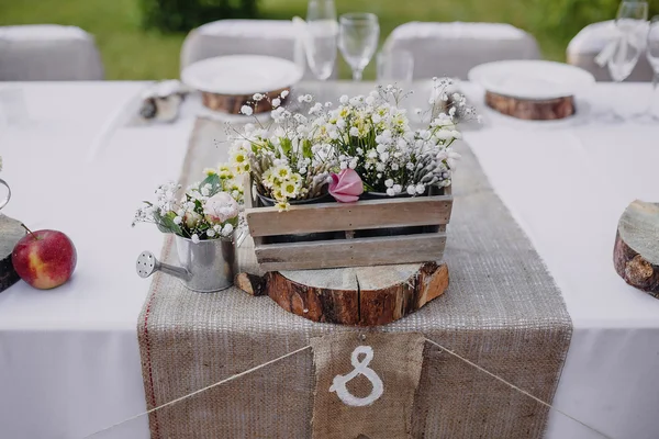 Vilda blommor i träkar — Stockfoto