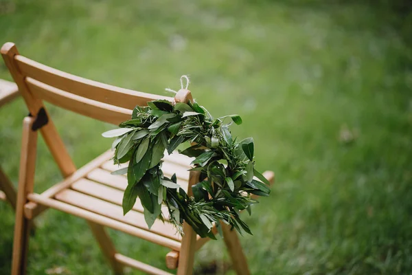 Kursi kayu dengan bunga laurel — Stok Foto