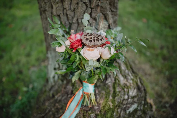 Brautstrauß Stil Bohemian auf dem grünen Gras auf einem Hintergrund — Stockfoto