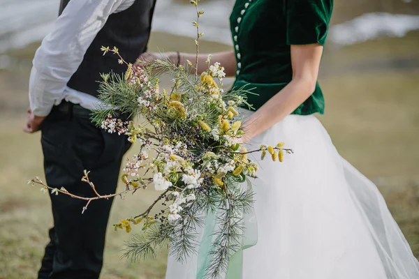 Casal segurando buquê de casamento — Fotografia de Stock