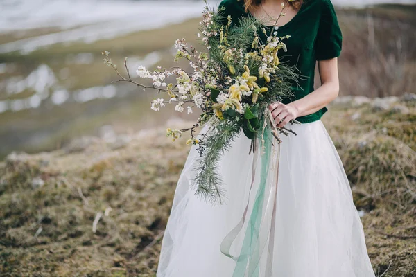 Noiva segurando buquê de casamento — Fotografia de Stock