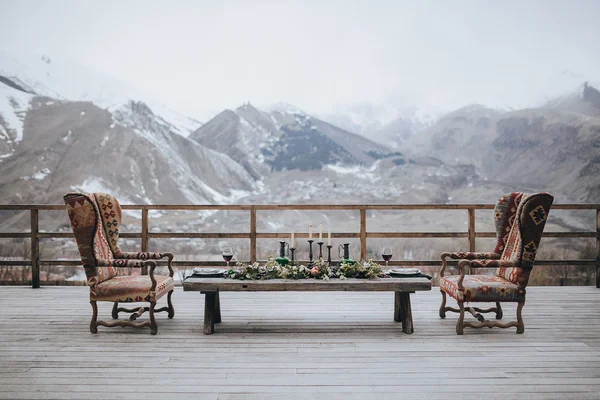 Tablo ve iki vintage sandalye