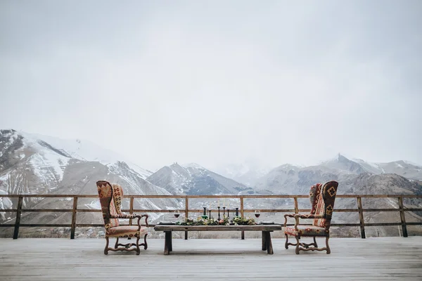 Tablo ve iki vintage sandalye