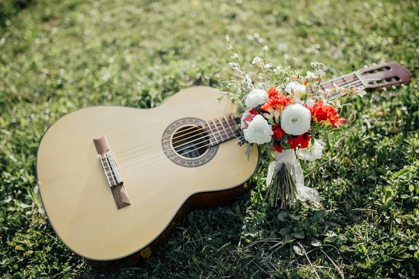 Buket pernikahan dan gitar — Stok Foto