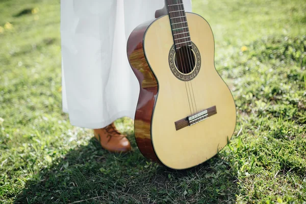 Pengantin dalam gaun vintage dengan gitar — Stok Foto