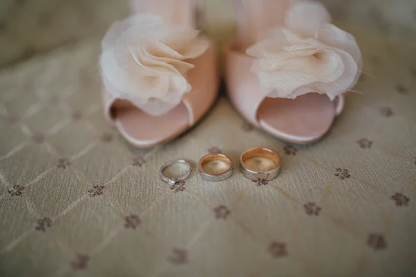 美しい結婚式の靴のリング — ストック写真
