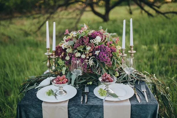 Tavolo decorato con bouquet — Foto Stock
