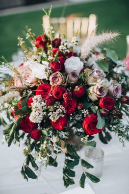 Düğün. Ziyafet. Tahıl. Sanat. Masa örtüsü renklerle Marsala Ziyafet masada çiçek ve yeşillik, çatal bıçak takımı ve mumlar bileşimi olduğunu