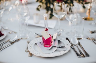 Düğün. Ziyafet. Tahıl. Sanat. Masa örtüsü renklerle Marsala Ziyafet masada çiçek ve yeşillik, çatal bıçak takımı ve mumlar bileşimi olduğunu