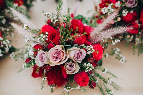 Wedding. Banquet. Grain. Artwork. At the banquet table with tablecloth colors Marsala, is the composition of flowers and greenery, cutlery and candles — Stock Photo, Image