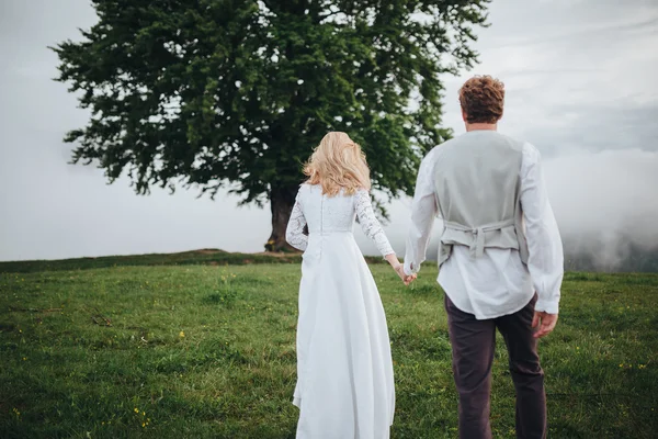 Cara em camisa branca e menina em vestido branco — Fotografia de Stock