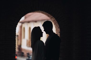 Oğlan ve kız kapısında ayakta 