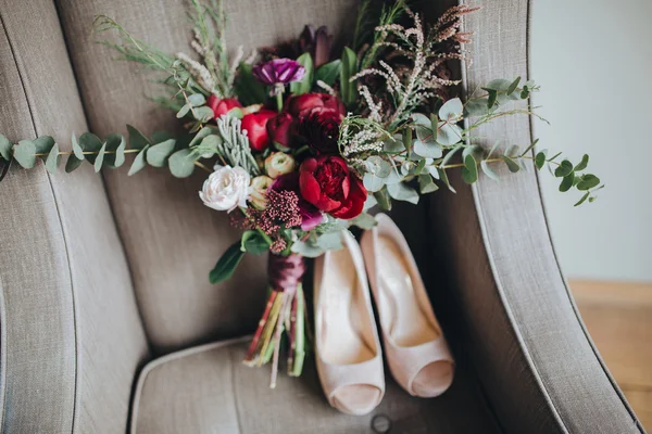 Pernikahan. Bouquet merah, bunga putih — Stok Foto